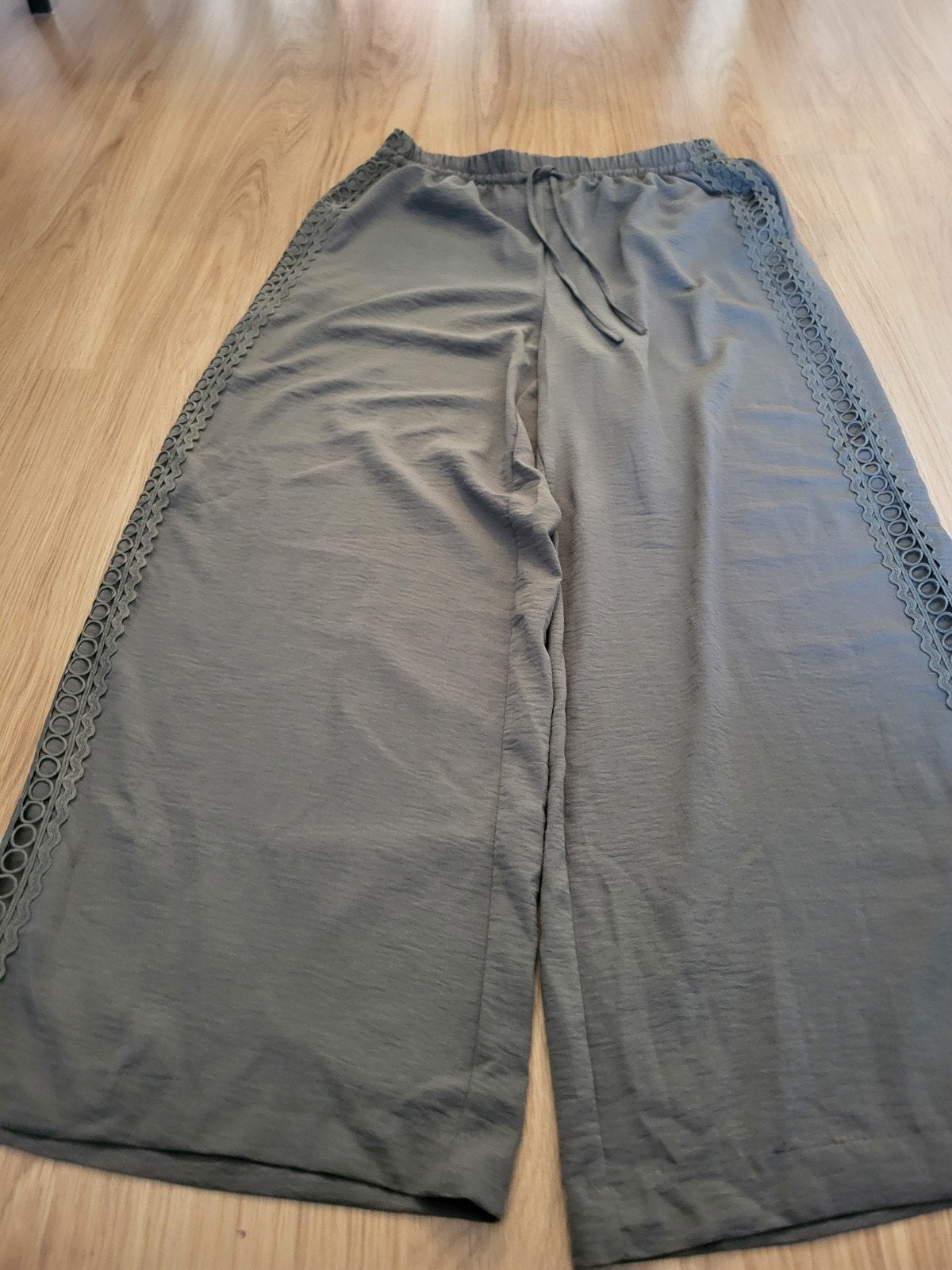 wide leg broek groen met leuk werkje aan de zijkant maat 46, Maat 46/48 (XL) of groter, Ophalen of Verzenden, Zo goed als nieuw