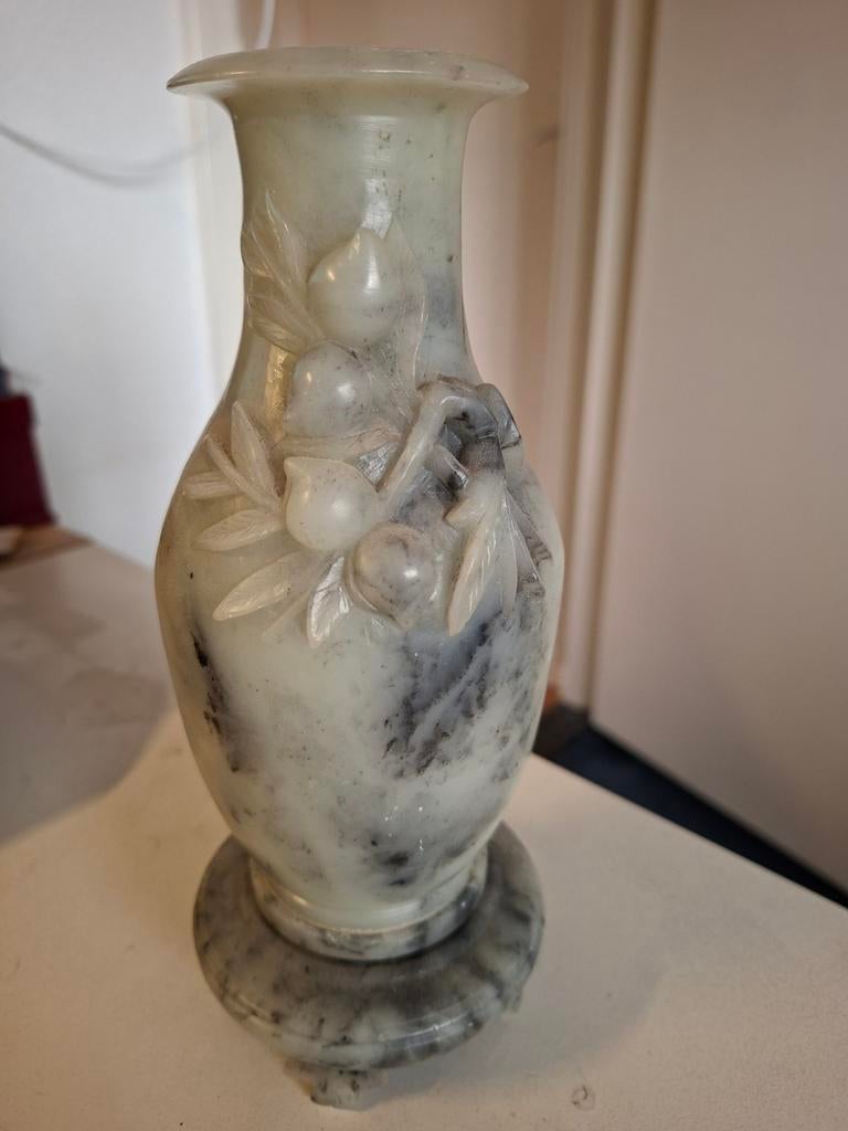 Vaasje zeepsteen met reliëf, Antiek en Kunst, Ophalen of Verzenden
