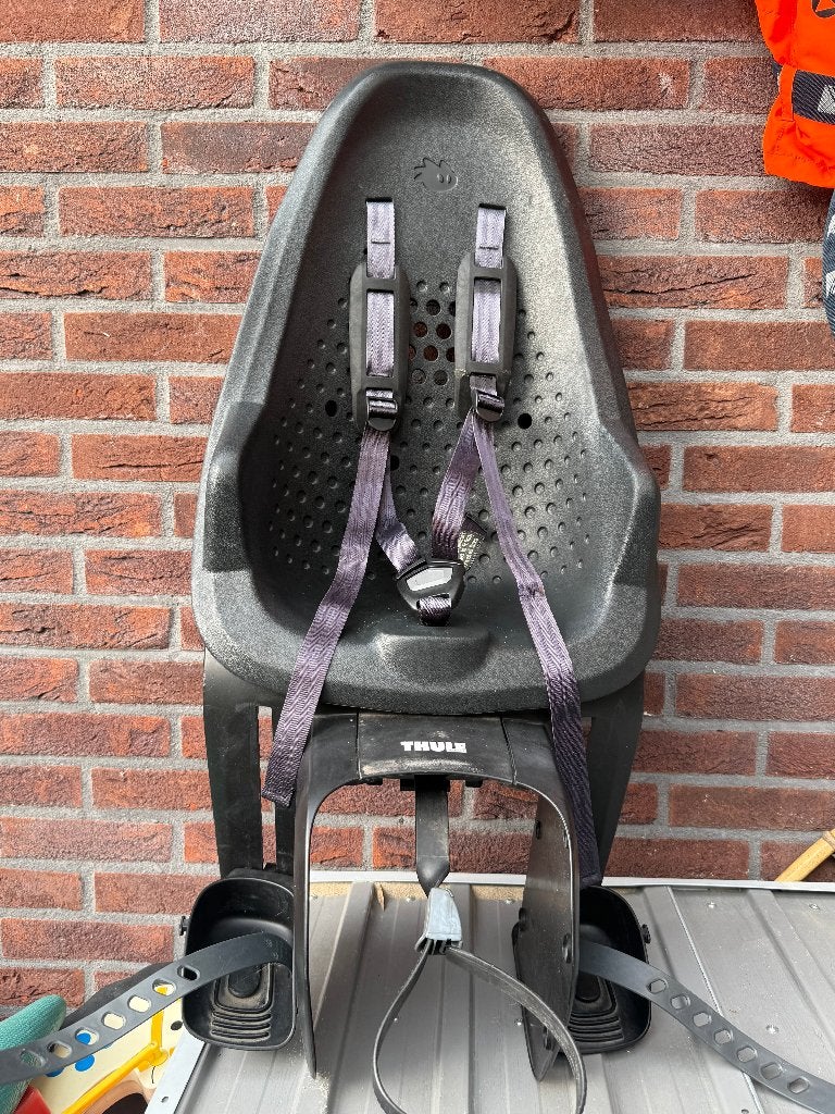 Thule Yepp achterzitje zwart – met gordels en voetsteunen, Fietsen en Brommers, Ophalen, Gebruikt, Achterzitje, Voetsteuntjes