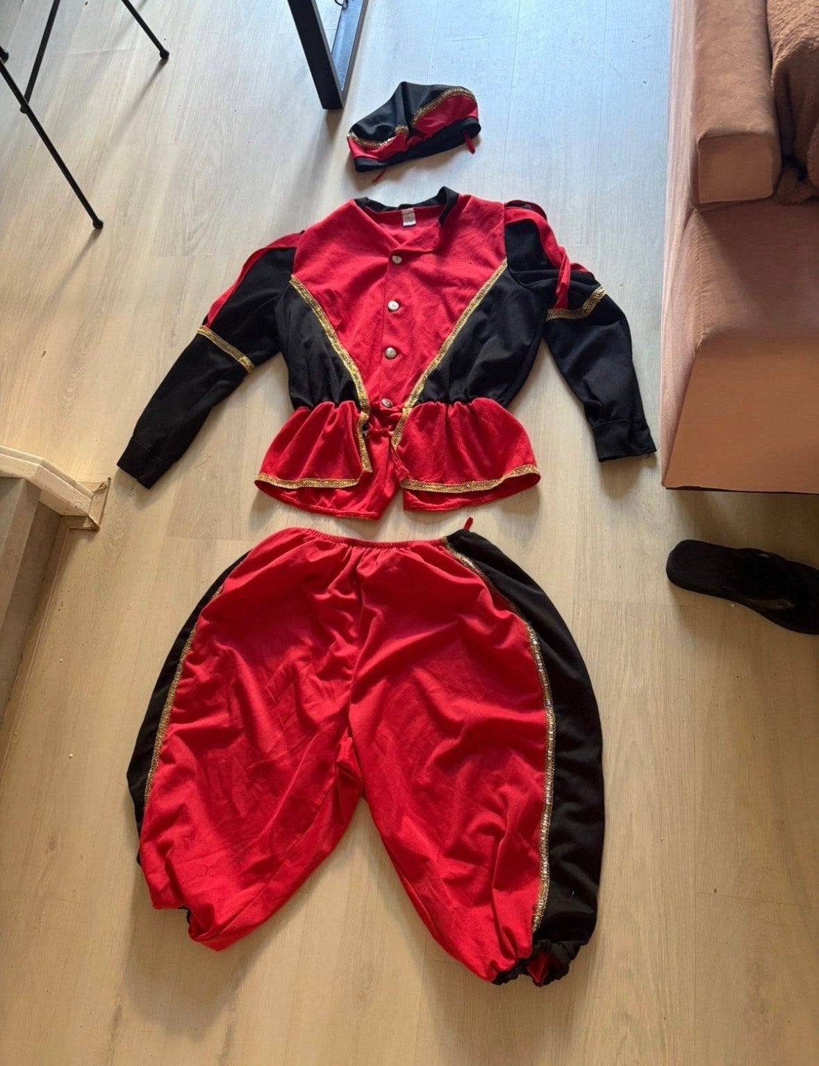Pietenpak rood/zwart volwassen maat, Ophalen of Verzenden, Zo goed als nieuw