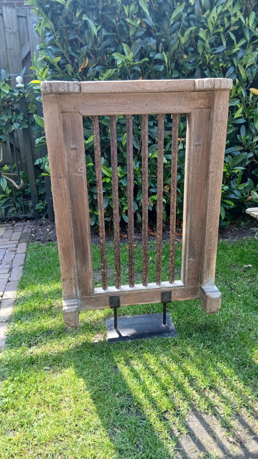 Decoratief houten raam met metalen spijlen, Ophalen
