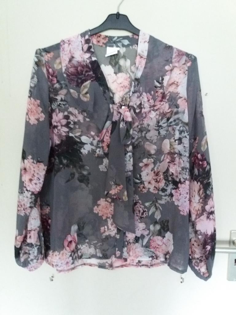 Een grijze gebloemde transparante blouse met lange mouwen., Maat 38/40 (M), ?, Ophalen of Verzenden, Zo goed als nieuw