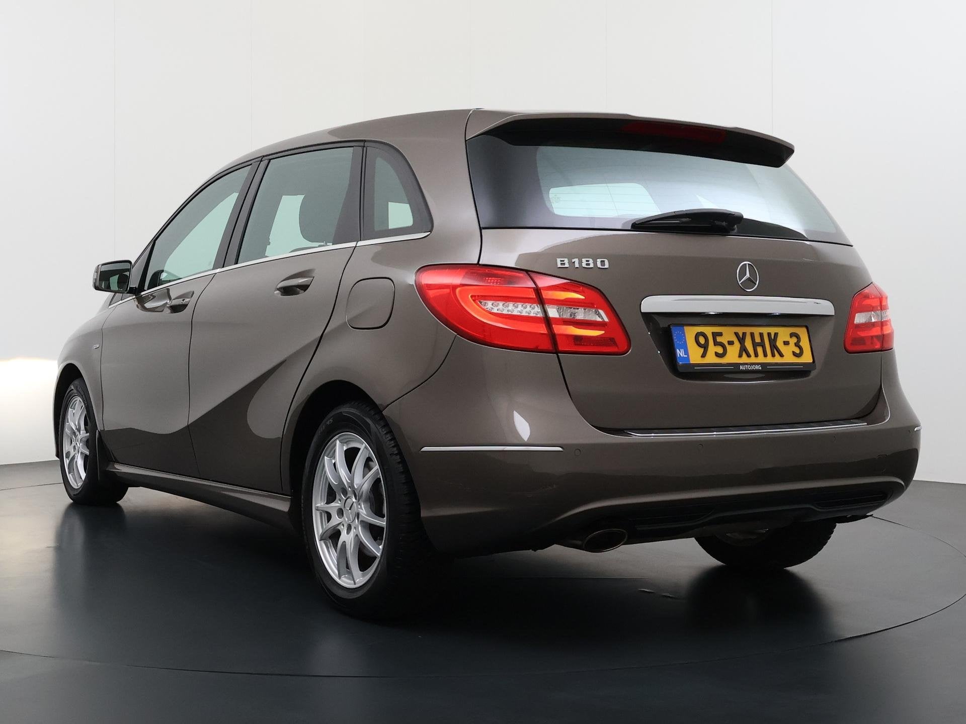 Mercedes-Benz B-klasse 180 Ambition Navigatie | Cruise | Tre, Gebruikt, 4 cilinders, 122 pk, Zilver of Grijs