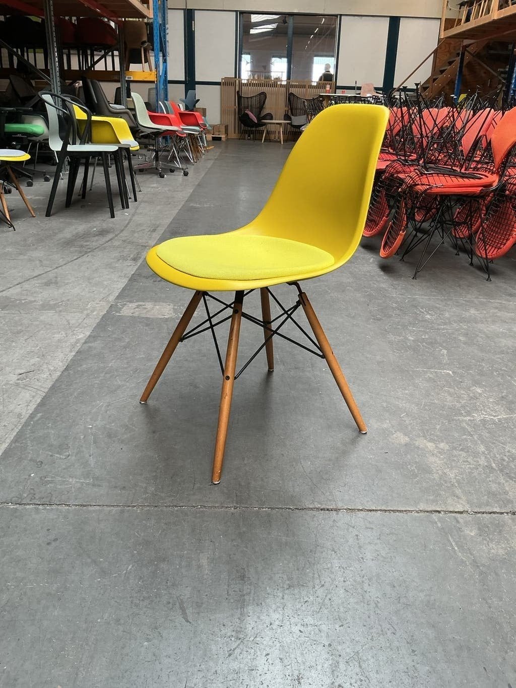 Vitra Eames Plastic Chair DSW | Eetkamerstoel Geel Essenhout, Gebruikt, Overige kleuren, Ophalen of Verzenden, Hout