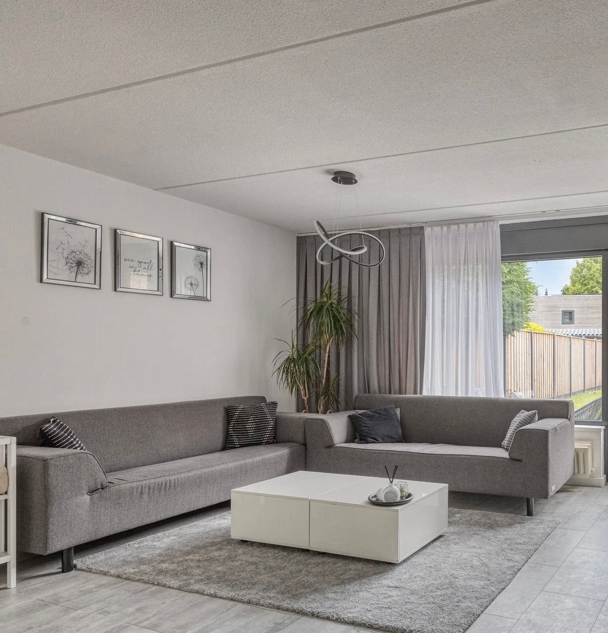 Complete inboedel op de eetstoelen na., Huis en Inrichting, Banken | Complete zithoeken, Ophalen, Gebruikt, Overige materialen