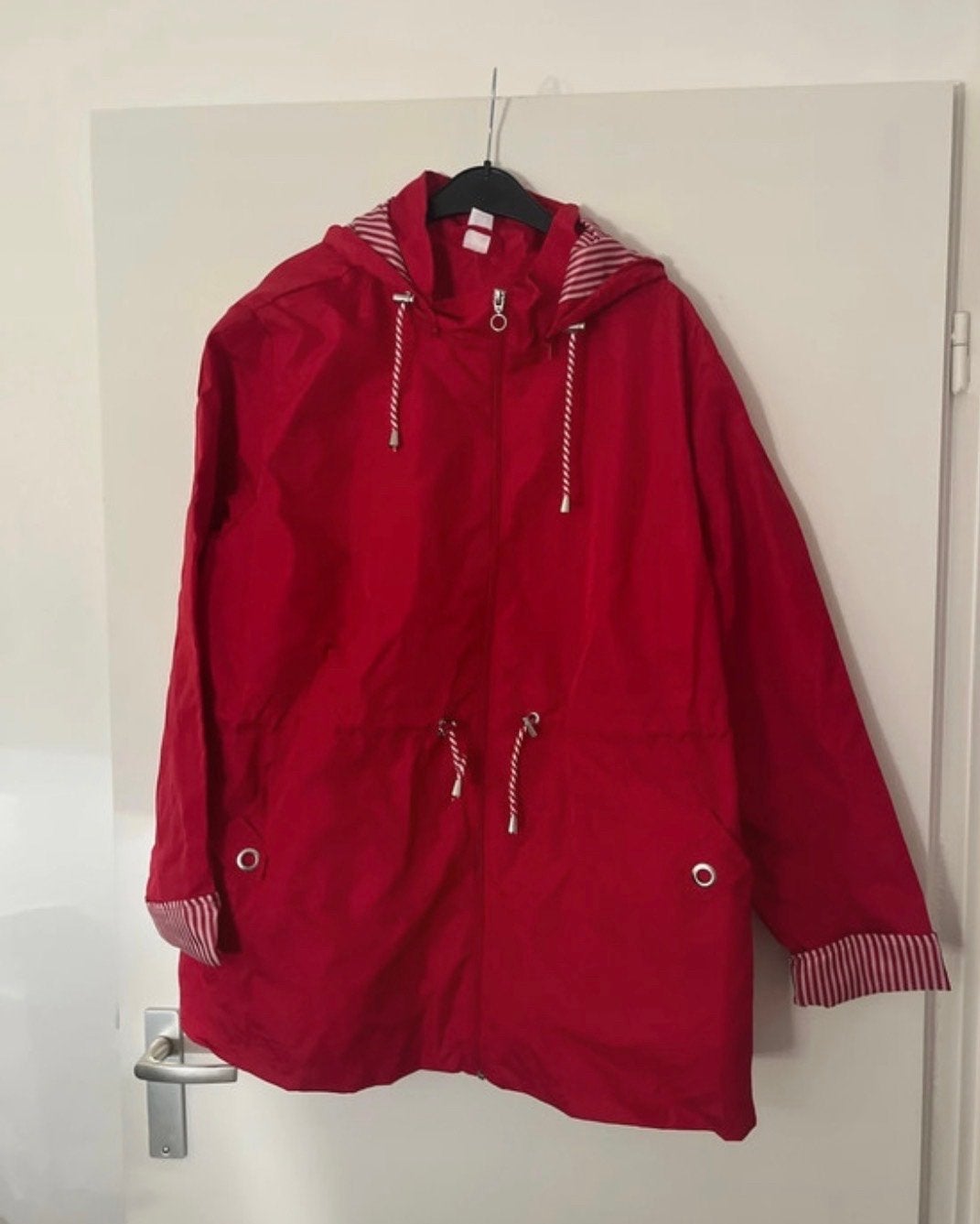 Maat 52 Rode zomerjas met capuchon en trekkoord, Kleding | Dames, Ophalen of Verzenden, Zo goed als nieuw, Rood