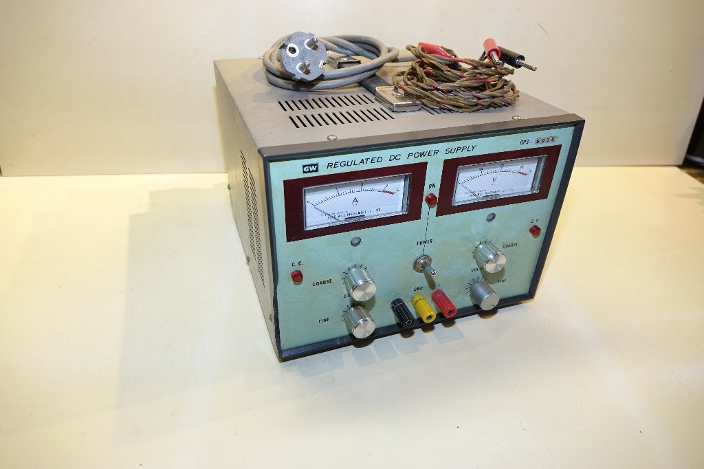 laboratorium DC voeding ideaal voor de electronica hobbyist, Ophalen, Gebruikt