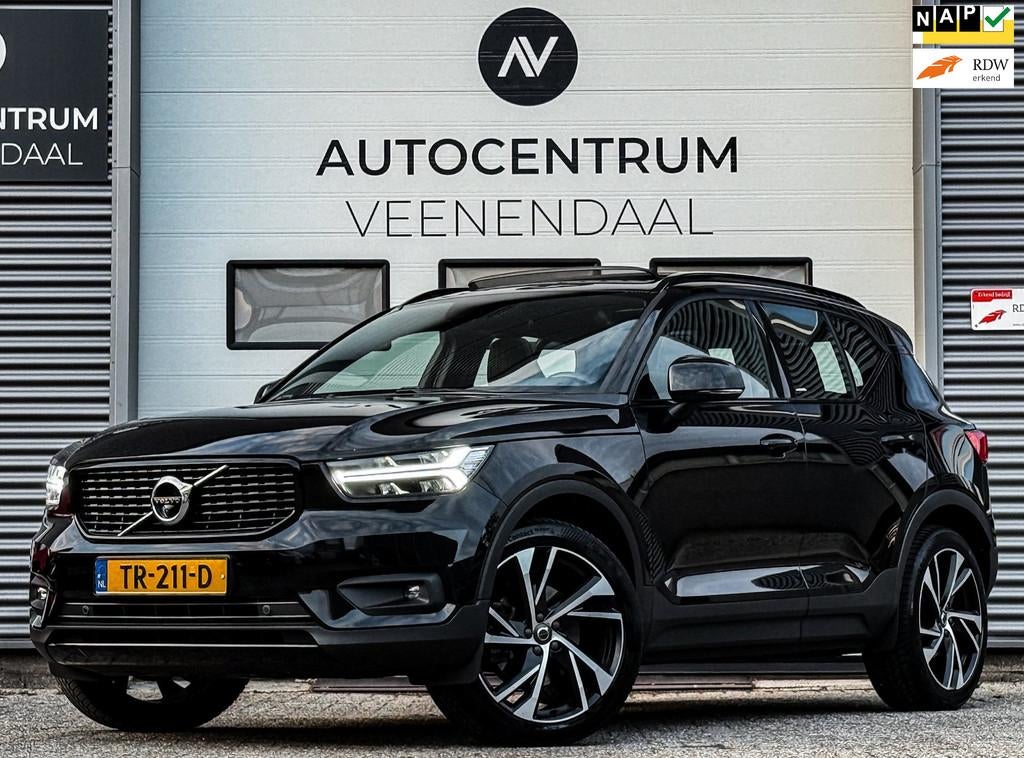 Volvo XC40 2.0 T4 AWD R-Design 1E EIG PANO/TREKHAAK/CAMERA/B, Auto's, Automaat, Zwart, Bedrijf, Vierwielaandrijving
