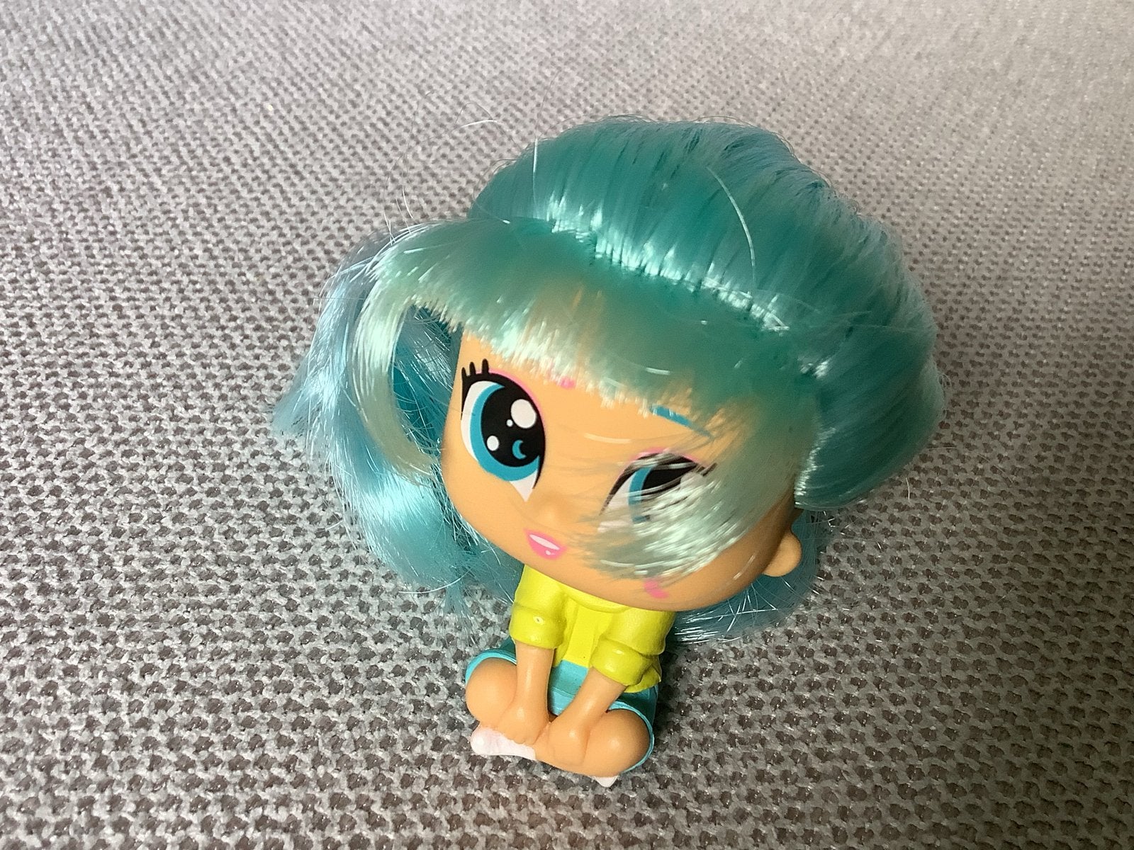 Schattig meisje met lang blauw haar - Speelgoedpop, Kinderen en Baby's, Speelgoed | Poppen, Ophalen of Verzenden, Zo goed als nieuw