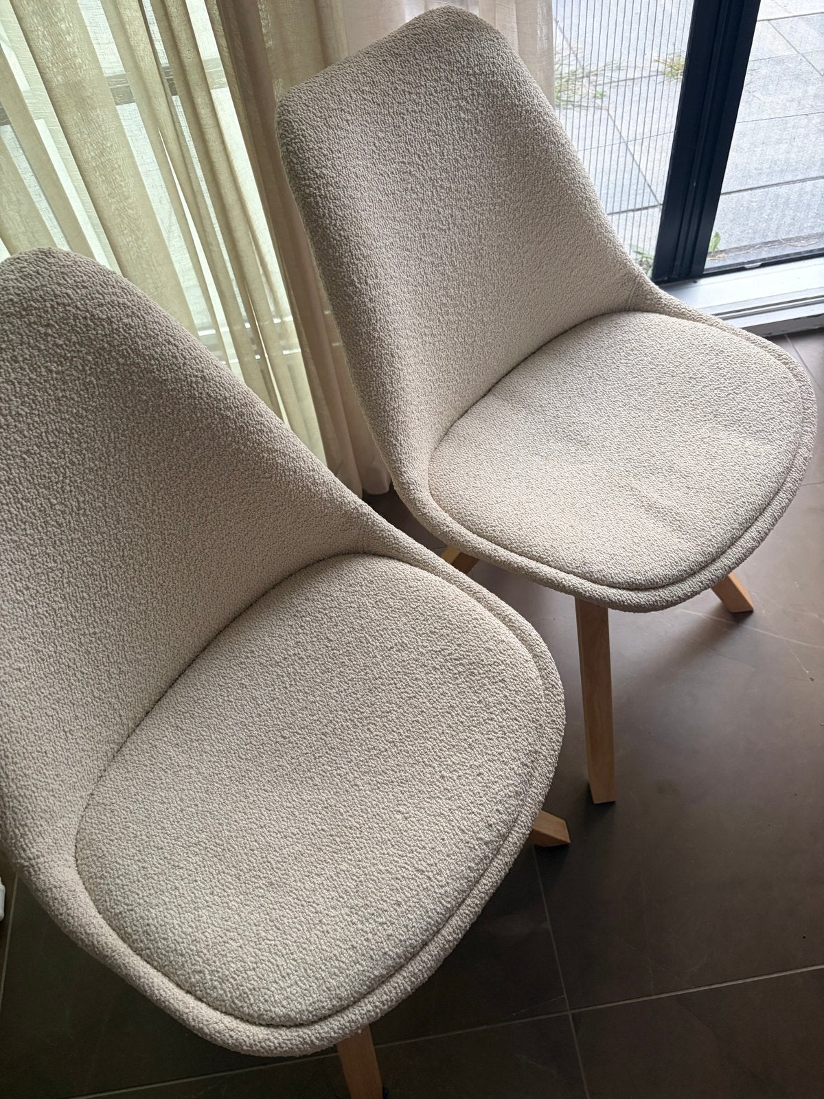 2 Boucle stoelen crème kleurig van Leenbakker, Ophalen, Twee, Wit, Zo goed als nieuw