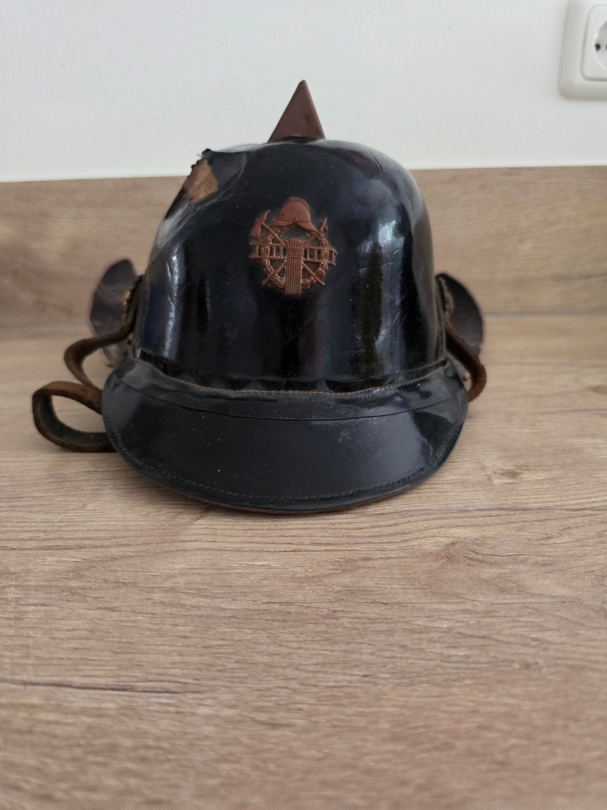 Oude lederen Nederlandse brandweerhelm - Beschadigd, Ophalen of Verzenden, Landmacht, Nederland, Helm of Baret