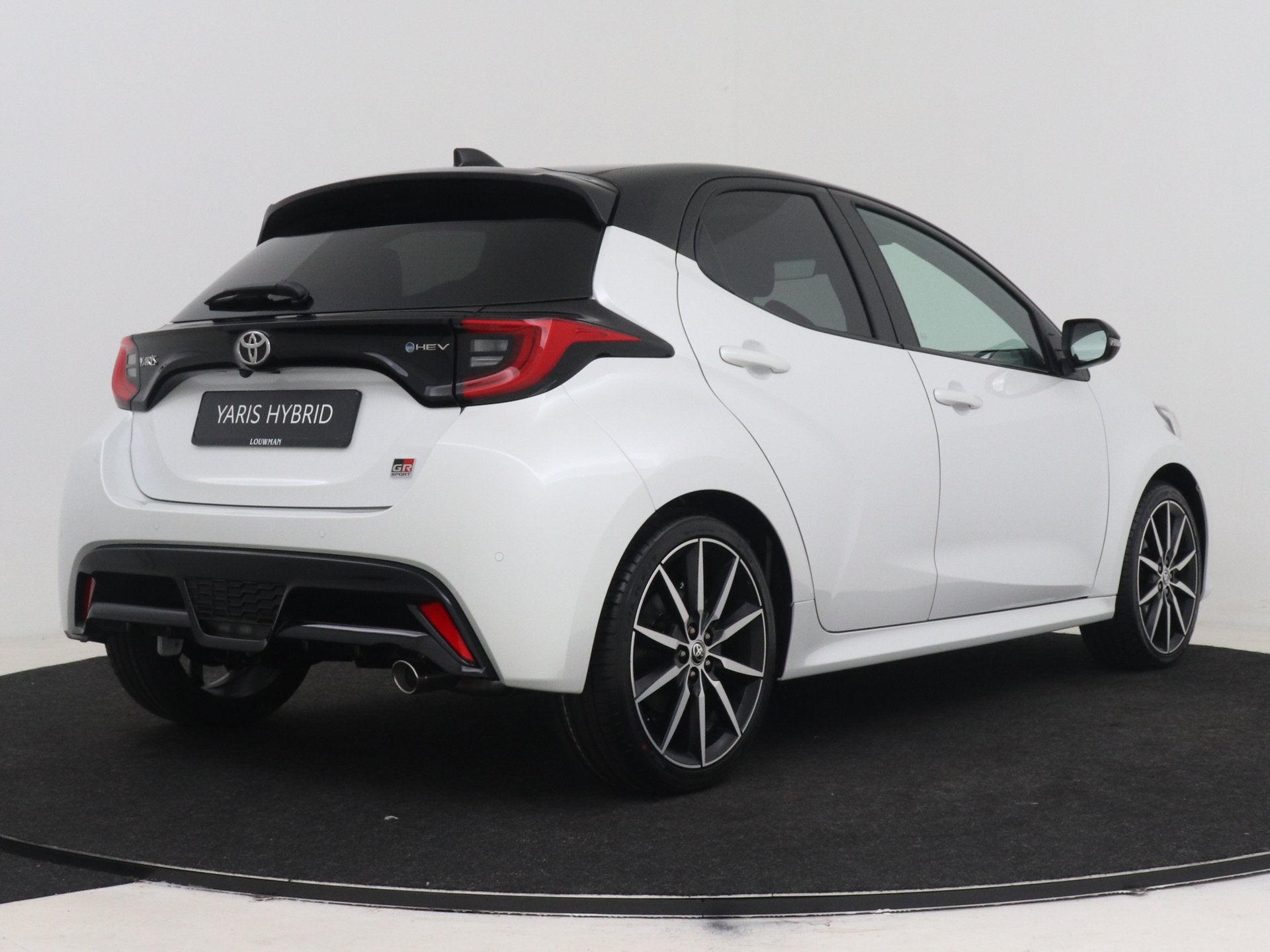 Toyota Yaris 1.5 Hybrid 130 GR SPORT (bj 2026, automaat), Zwart, 1490 cc, Bedrijf, Nieuw