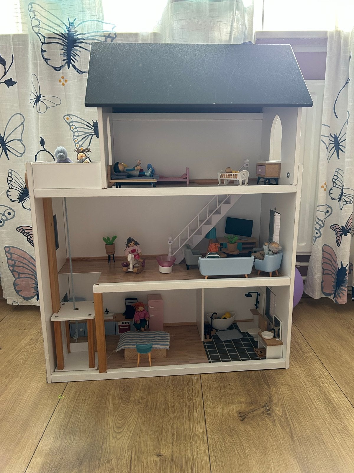 Groot en compleet houten poppenhuis met meubels, Ophalen, Gebruikt, Poppenhuis