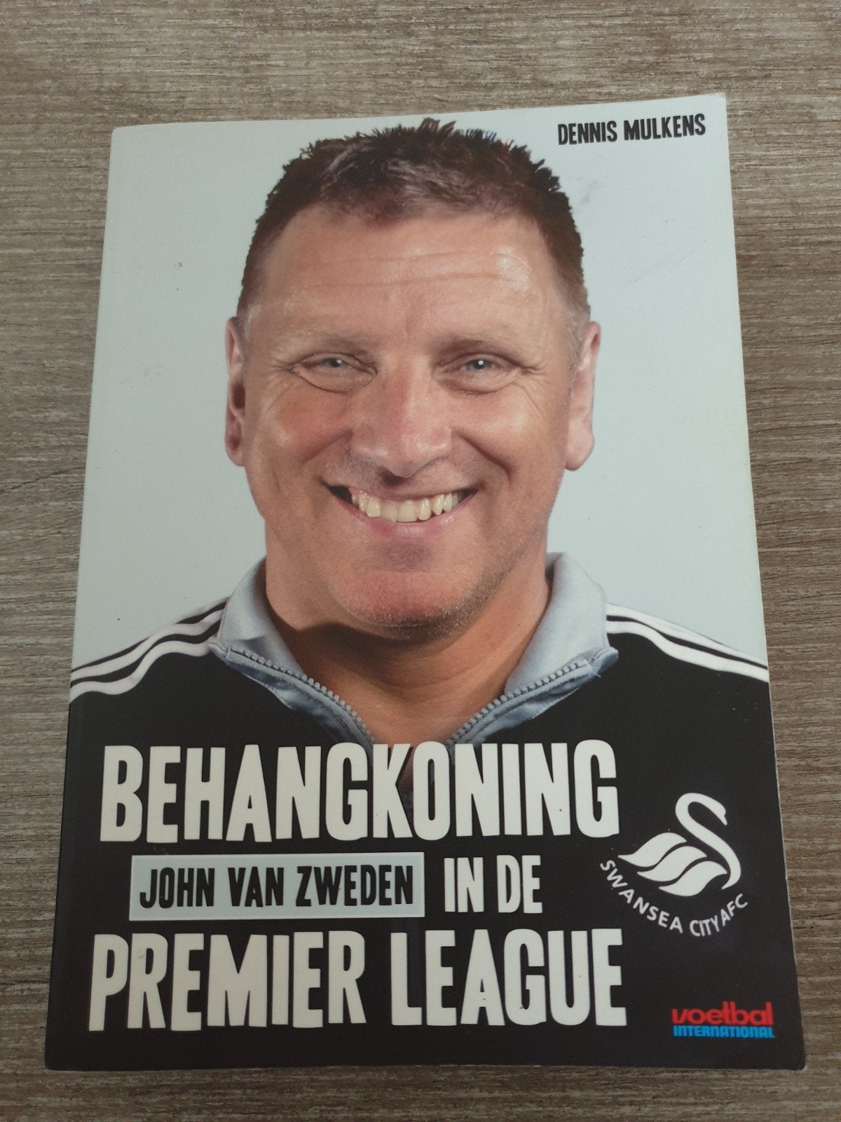 Boek: Behangkoning John van Zweden in de Premier League, Ophalen of Verzenden, Gelezen, Dennis Mulkens, Overige sporten