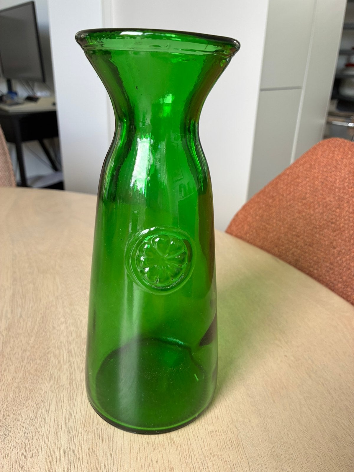 Groene vaas/karaf met bloemrelief, Ophalen of Verzenden, Zo goed als nieuw, Glas