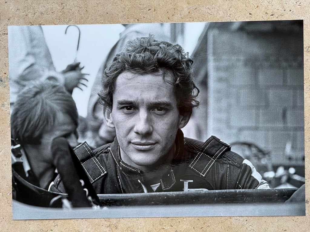 Org z/w foto 20x30cm portret Ayrton Senna Formule 1 JPS, Verzenden, Nieuw, Formule 1