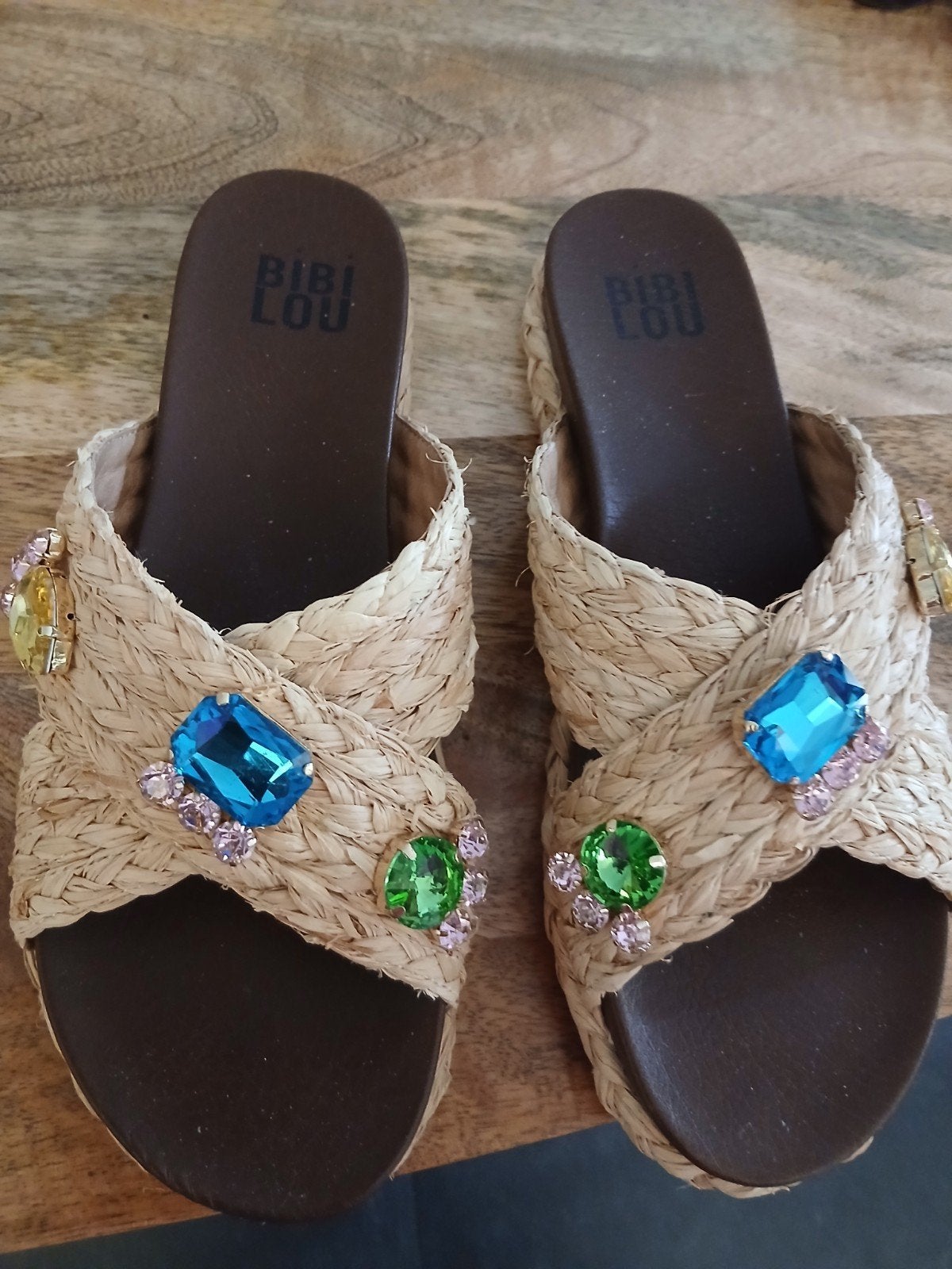 Bibi Lou slippers met raffia en gekleurde stenen, Ophalen of Verzenden, Zo goed als nieuw, Overige kleuren