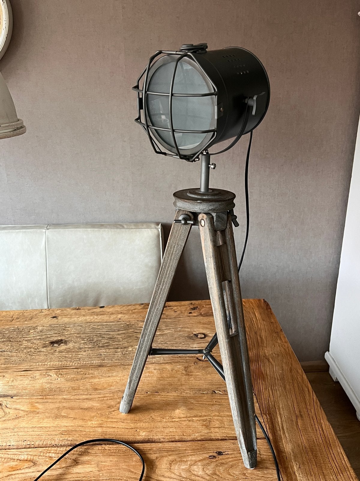 Industriële lamp spot op houten statief, Huis en Inrichting, Lampen | Vloerlampen, Ophalen, E14 (klein), Zo goed als nieuw, Minder dan 100 cm