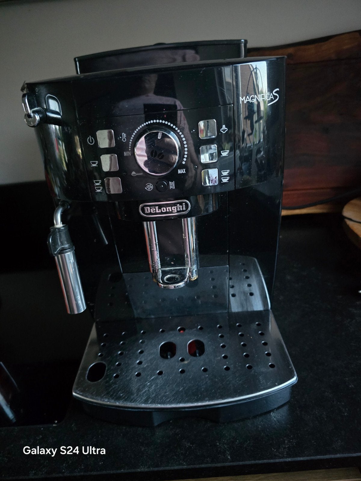 DeLonghi Magnifica S volautomatische espressomachine, Witgoed en Apparatuur, Koffiezetapparaten, Stoompijpje, Gebruikt, Espresso apparaat