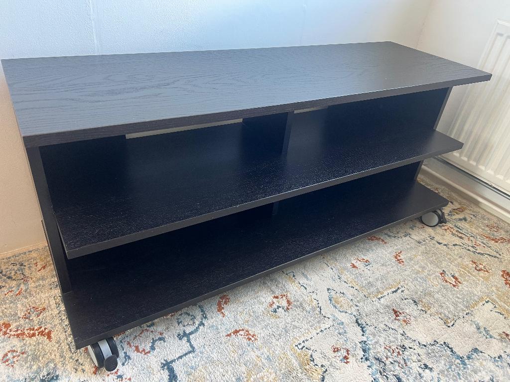Donker houten tv‑meubel op wieltjes, Huis en Inrichting, Kasten | Televisiemeubels, Ophalen, Gebruikt, 100 tot 150 cm, Modern, minimalistisch, industrieel