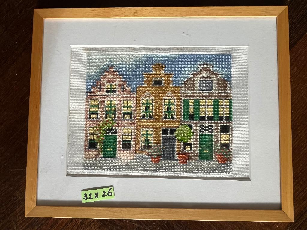 Grachtenpandjes geborduurd en ingelijst met passepartout, Huis en Inrichting, Minder dan 50 cm, Nieuw, Ophalen of Verzenden, Schilderij