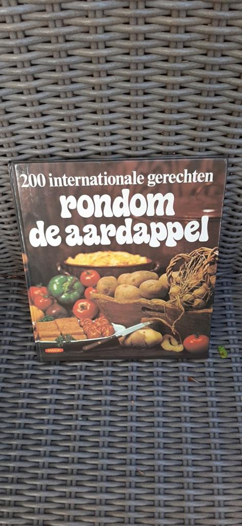 200 Internationale Gerechten Rondom de Aardappel Kookboek, Gelezen, Mia Snelder, Ton van Es, Ed Subister, Ophalen of Verzenden