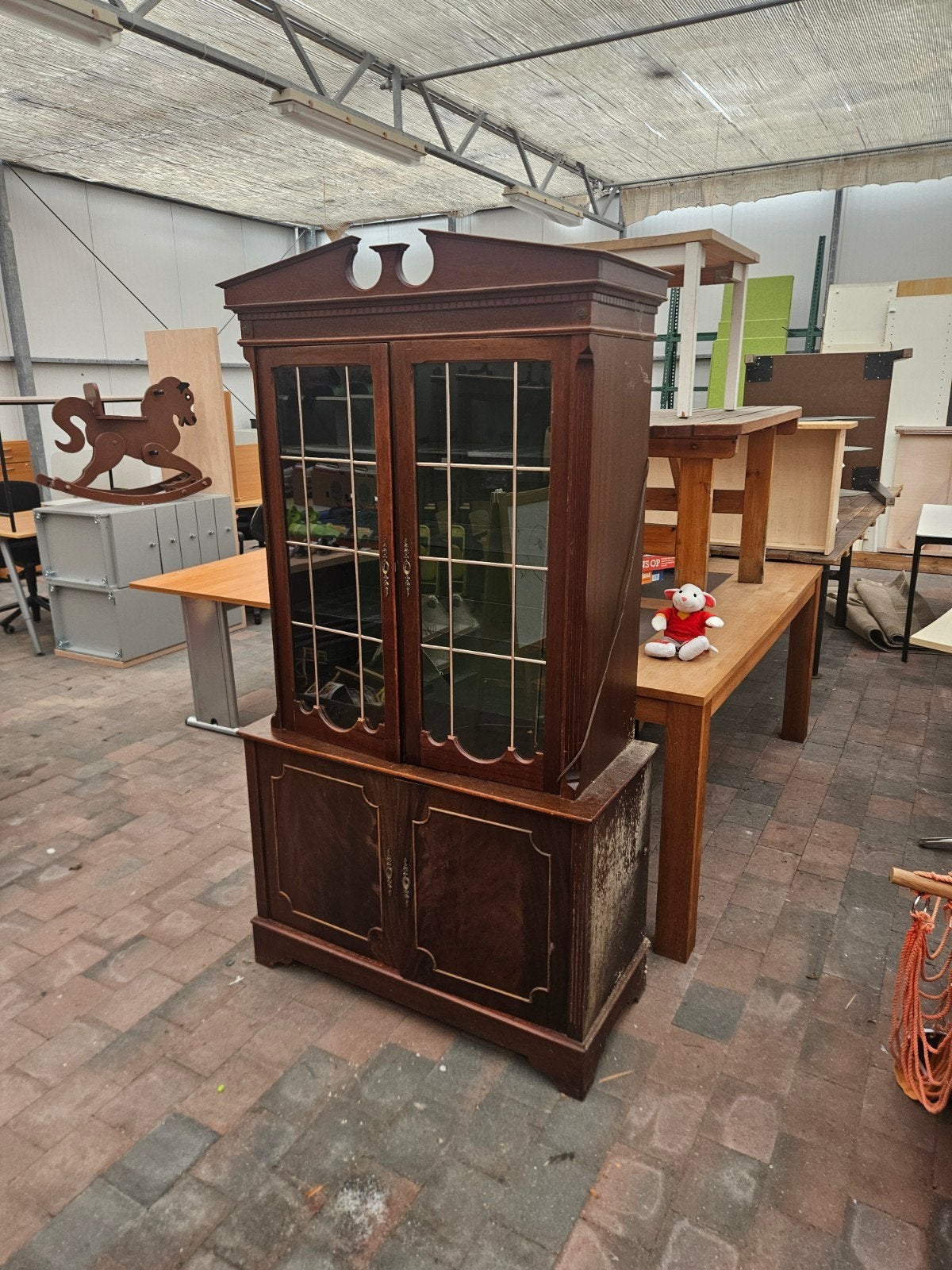 Antieke vitrinekast met glas-in-lood details, Ophalen