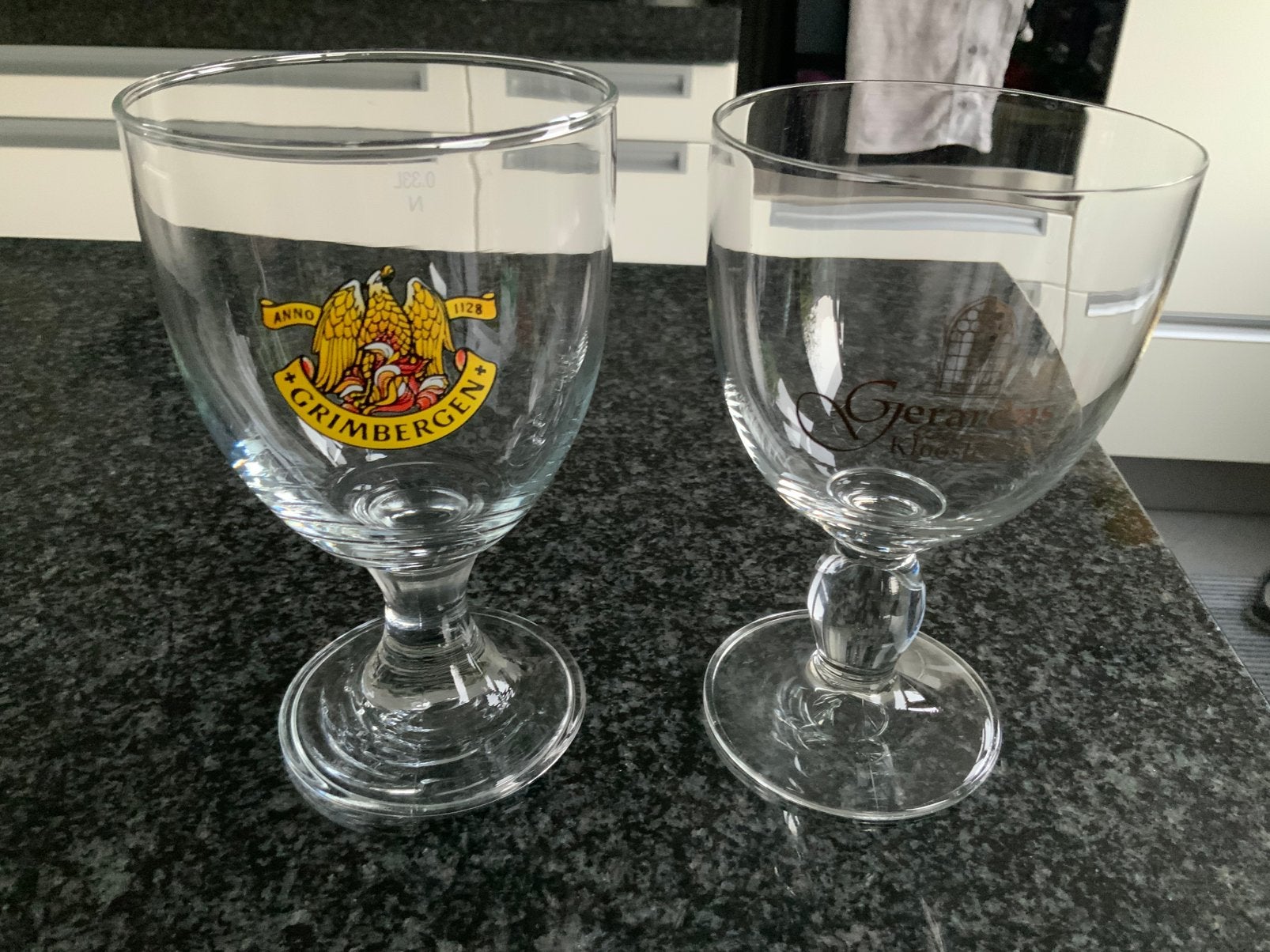 Twee bierglazen. Grimbergen. Gerardus kloosterbier., Ophalen of Verzenden, Zo goed als nieuw, Bierglas