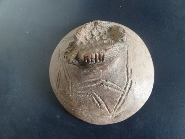 Deksel van opberg pot uit Burkina Faso, Gurunsi, Steen/keramiek, Gesneden, Vaas, Afrika
