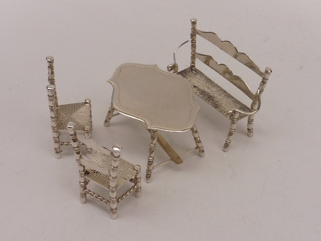 Zilveren miniatuur Tafel, bankje en 2 stoelen           Z457, Ophalen of Verzenden, Zilver