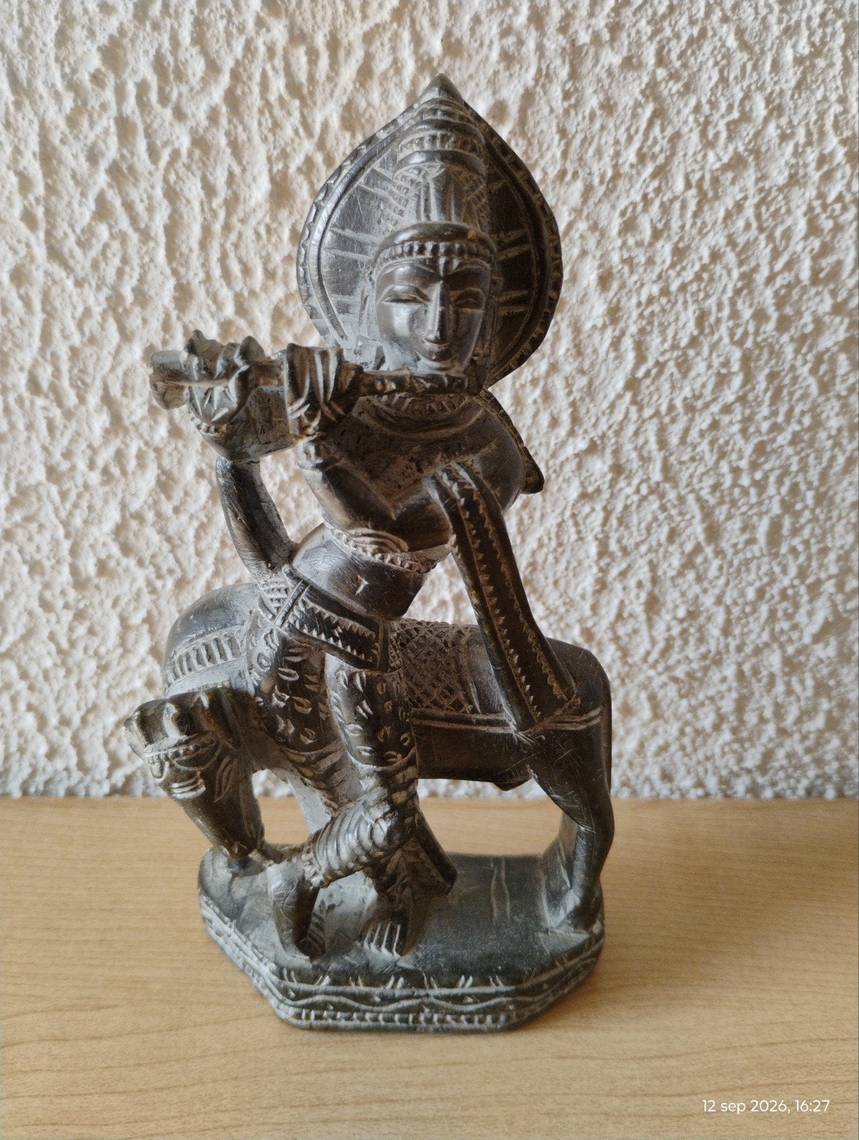 Uniek beeldje van Krishna op een dier, 14x7x3 cm, Minder dan 20 cm, Ophalen of Verzenden, Handgemaakt, Zwart
