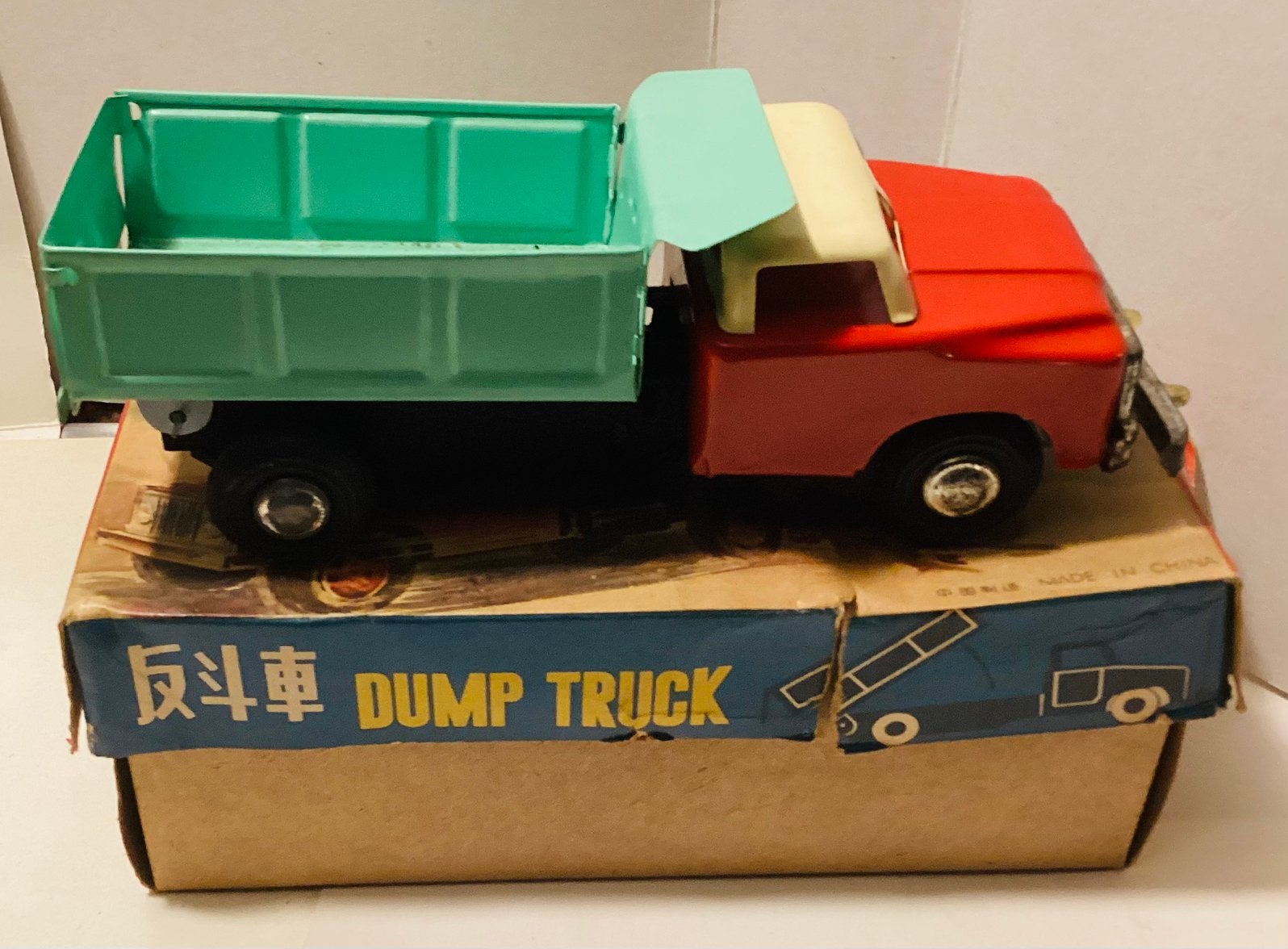 1960’s Vintage blikken Dump Truck MF 973 ,China,17 cm ,OVP, Antiek en Kunst, Antiek | Speelgoed, Ophalen
