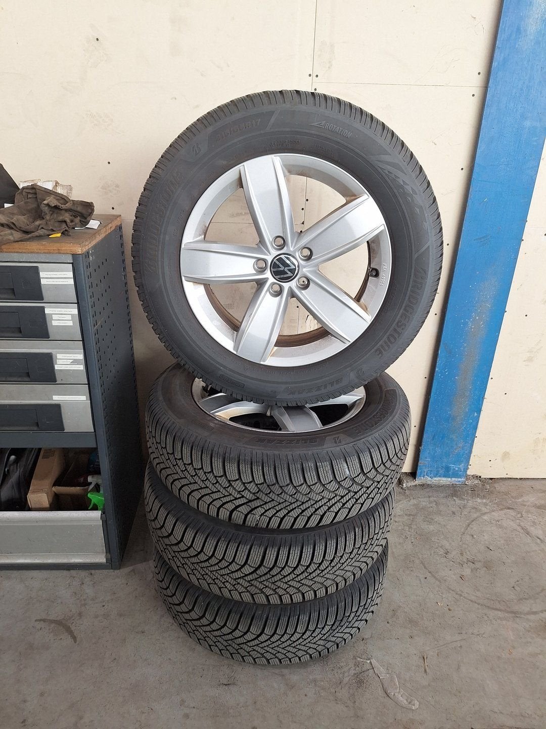 Volkswagen Tiguan Winterset 17 Inch Origineel, Auto-onderdelen, Banden en Velgen, Ophalen, -, -, Banden en Velgen