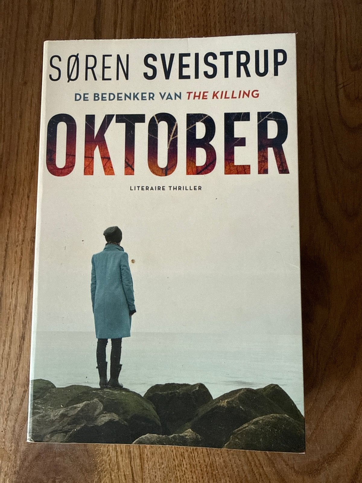 Oktober - Søren Sveistrup (De bedenker van The Killing), Ophalen of Verzenden, Gelezen, Scandinavië