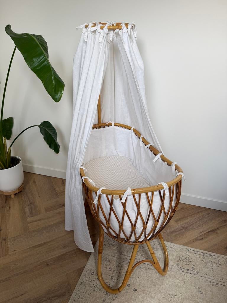 Rotan wieg met hemeltje en matrasje, Ophalen, Zo goed als nieuw, Wieg