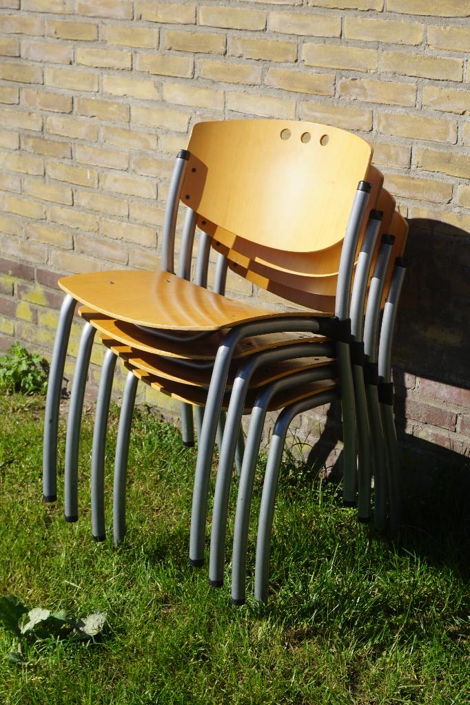 Houten stoelen kantinestoelen vergaderstoelen