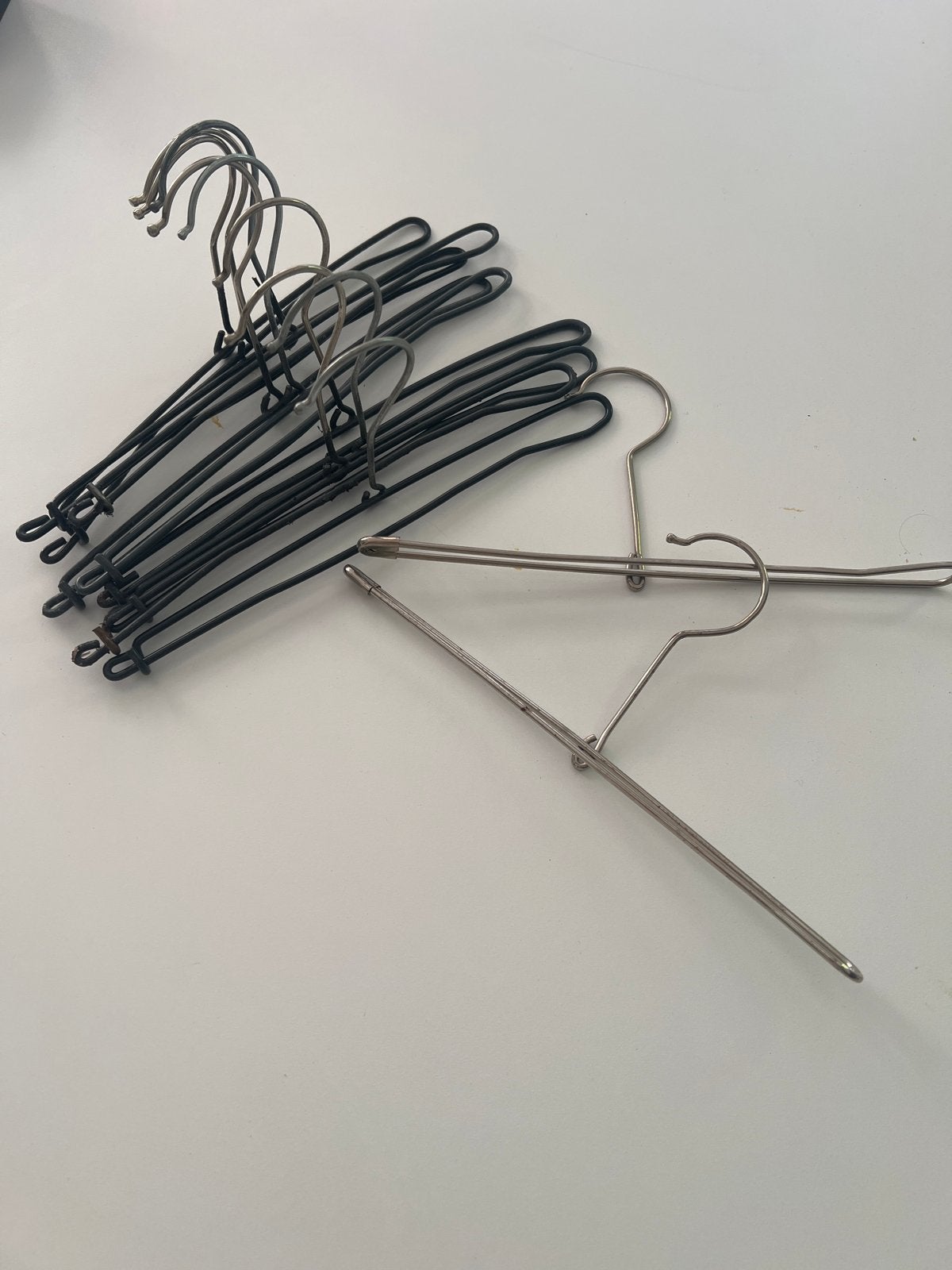 Kledinghangers Metaal - 11 stuks. 27cm breed, Kleding | Dames, Kledinghangers, Ophalen of Verzenden, Gebruikt, Metaal, Volwassenen