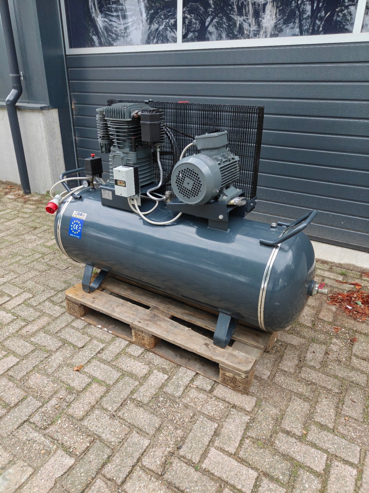 Compressor 16a 700L/min 15bar, Doe-het-zelf en Verbouw, Zo goed als nieuw, Geluidgedempt, 10 bar of meer, 100 liter of meer