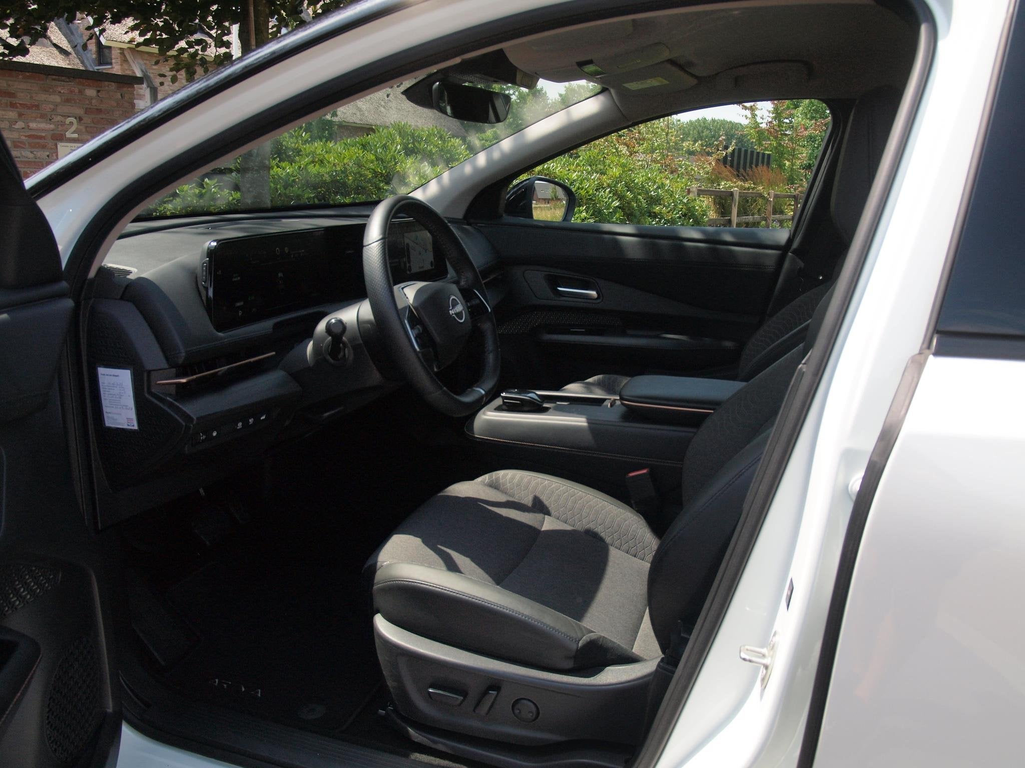 Nissan Ariya Advance 66 kWh | 360 Camera | Warmtepomp | DAB, Gebruikt, 750 kg, Leder en Stof, Wit