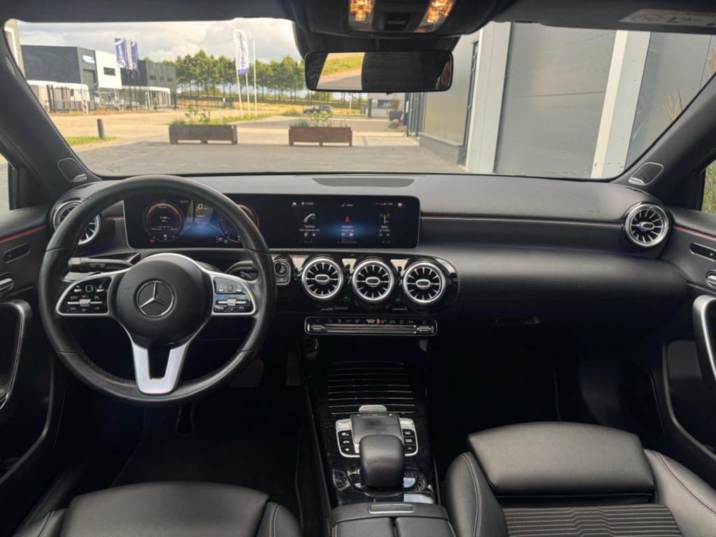 Mercedes-Benz A-klasse 220 AMG Line | Pano | Ambilight | Mem, Gebruikt, Zwart, Met garantie (alle), Leder en Stof