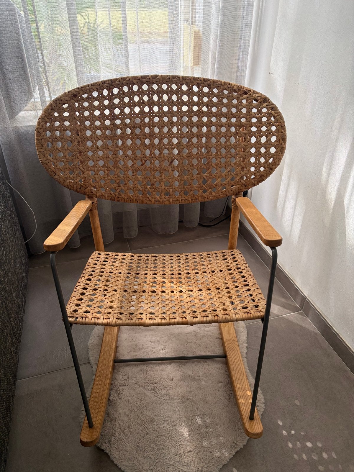 Stijlvolle schommelstoel van rotan en hout, Huis en Inrichting, Stoelen, Ophalen, Bruin, Zo goed als nieuw, Eén