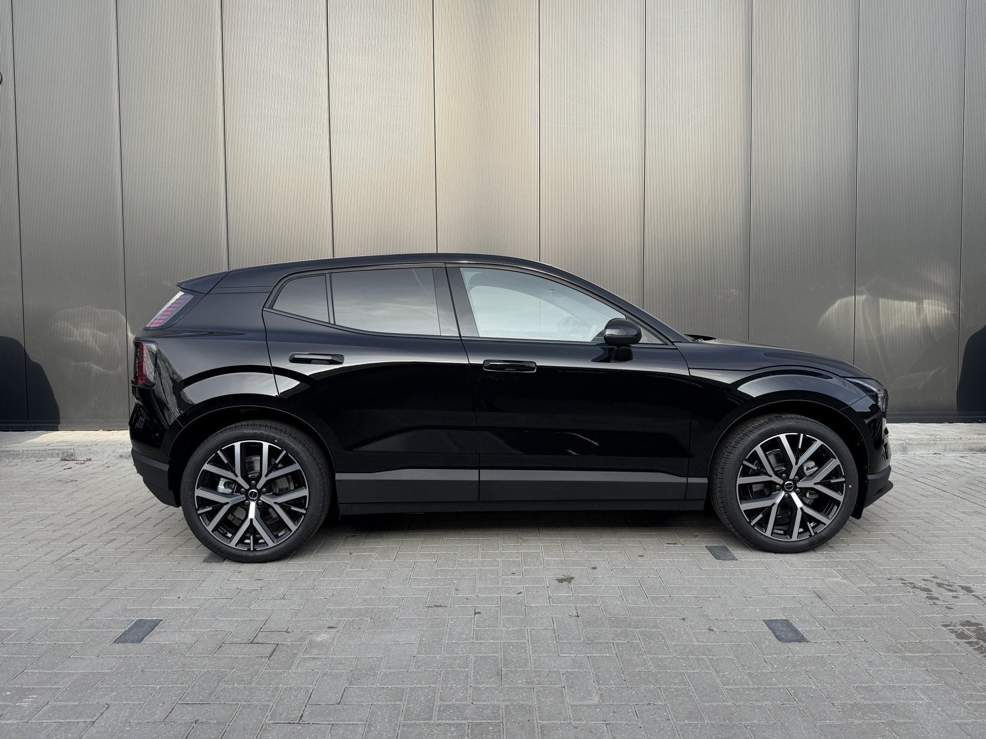 Volvo EX30 Single Motor Ext Range Plus Black Edition Europa, Automaat, Dealer onderhouden, Achterwielaandrijving, Zwart