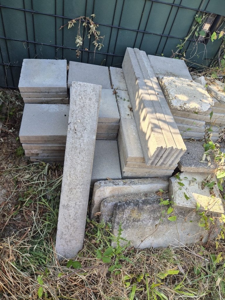 Gratis stoeptegels 30x30 en paar opsluitbanden, Tuin en Terras, Tegels en Klinkers, Ophalen, Gebruikt, Beton, Overige typen