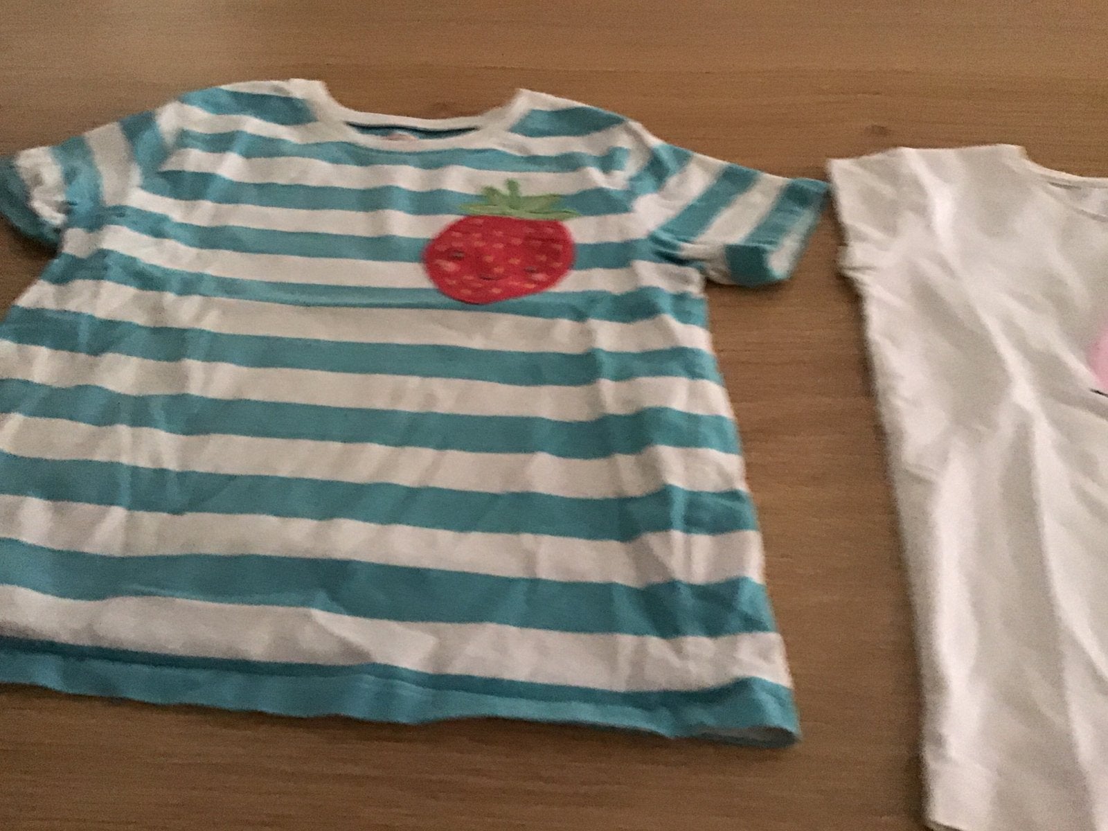 2 T-shirts: Next aardbei en Filou & Friends wit, maat 5-6 ja, Kinderen en Baby's, Verzenden, Gebruikt, Meisje