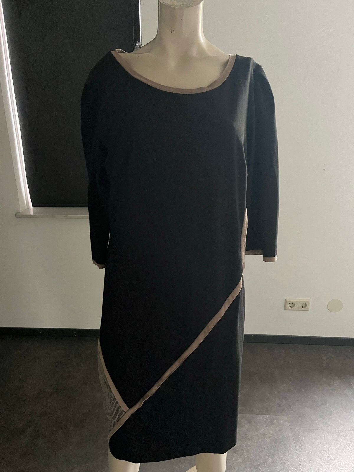 Zwarte jurk met beige details en patroon - Gemko Plus Size, Zwart, Maat 42/44 (L), Ophalen of Verzenden, Zo goed als nieuw