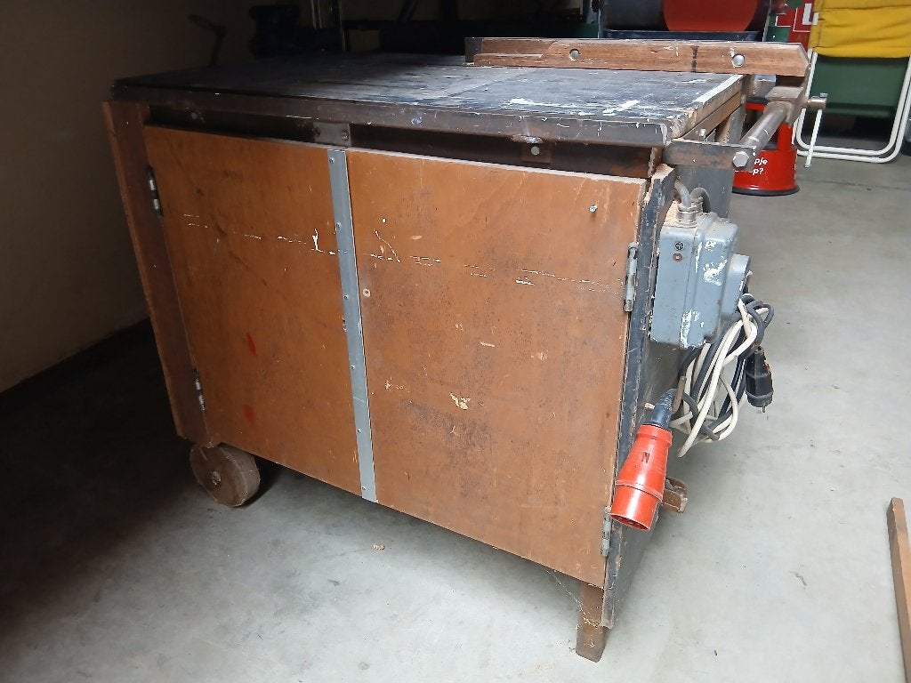 (0591) zaagmachine in een kast met AEG motor met afzuiging, Ophalen, Gebruikt, Cirkelzaag, .