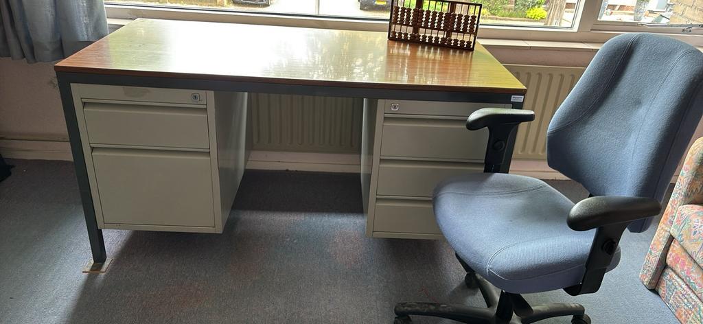 Degelijk stalen bureau met goed blad en veel lades, Ophalen, Met lades, Metaal, Zo goed als nieuw