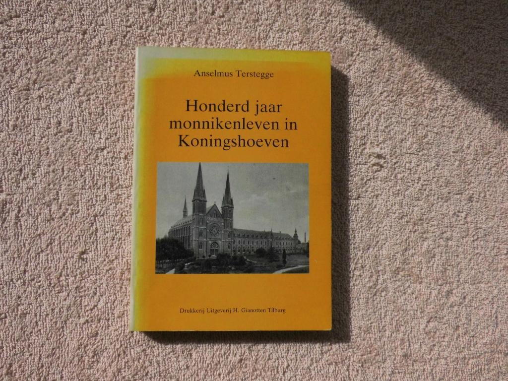 Honderd jaar monnikenleven in Koningshoeven., Boeken, Christendom | Katholiek, Ophalen of Verzenden, Anselmus Terstegge., Zo goed als nieuw