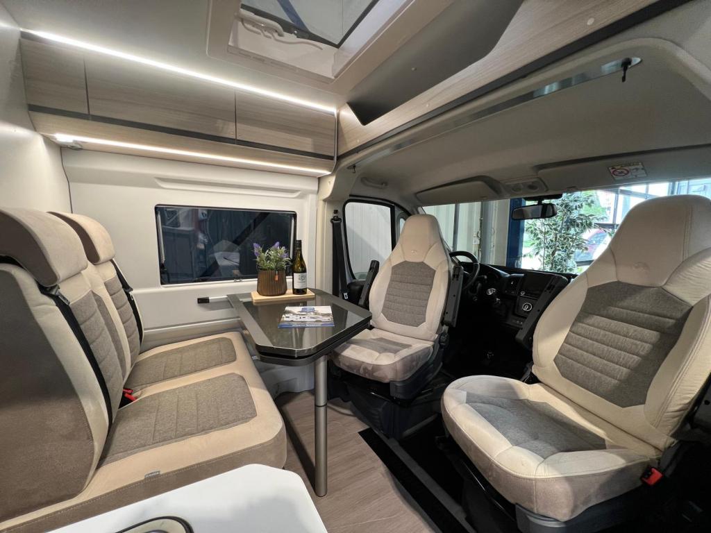 Adria Twin Axess 600 SP Luifel, Trekhaak, Fietsenrek, Carpla, Caravans en Kamperen, Campers, Ringverwarming, Tot en met 2, Bedrijf