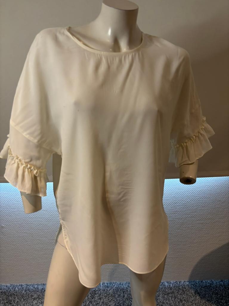 Twinset crèmekleurige top met roesjes langs mouwen it 42, Maat 38/40 (M), Beige, Ophalen of Verzenden, Zo goed als nieuw